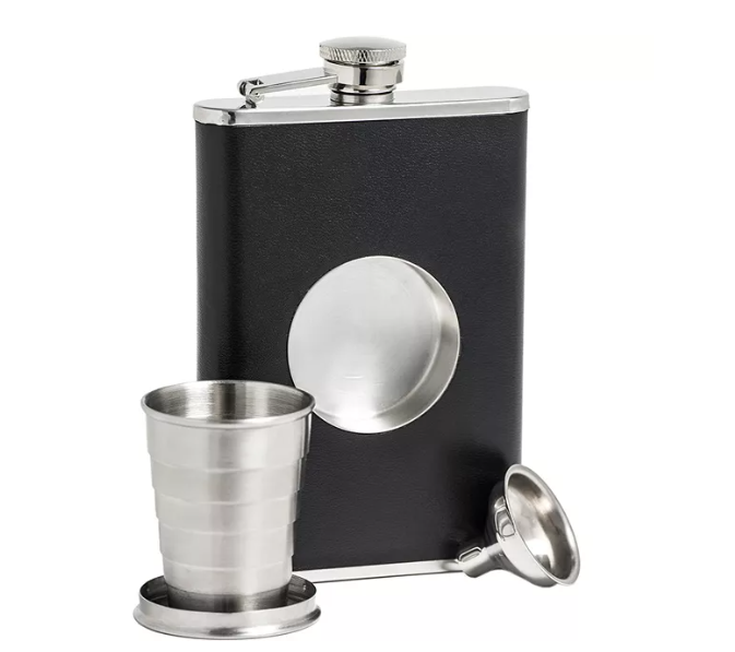 ¿Es legal llevar alcohol en una petaca?