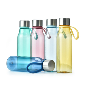 Botella de agua delgada de 600 ml con asa para transporte y marca personalizada